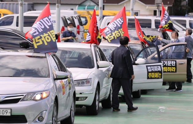 개천절 차량 집회를 예고한 보수단체 새로운 한국을 위한 국민운동 회원들이  26일 오후 서울 마포구 마포유수지주차장에서 추미애 법무부 장관 사퇴를 촉구하고 정부의 '반미친중' 정책을 규탄하는 카퍼레이드를 위해 출발 전 대화하고 있다. 사진=연합뉴스