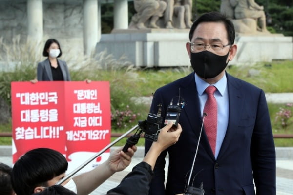 주호영 국민의힘 원내대표가 27일 오후 청와대 분수대 앞에서 가진 북한의 우리 국민 살해 만행 진상조사 요구 릴레이 1인 시위에 앞서 취재진의 질문에 답하고 하고 있다. 주 원내대표 뒤로 1인 시위중인 배현진 원내대변인. /사진=뉴스1