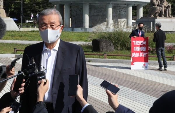 주호영 국민의힘 원내대표가 27일 오전 청와대 분수대 앞에서 북한의 해수부 공무원 피격 사망사건과 진상조사를 요구하는 1인 시위를 이어가는 가운데 김종인 비대위원장이 취재진의 질문을 받고 있다. /사진=뉴스1