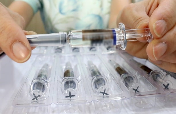 지난 22일 서울 송파구의 한 소아병원에서 본 독감 백신 앰플의 모습. /사진=뉴스1