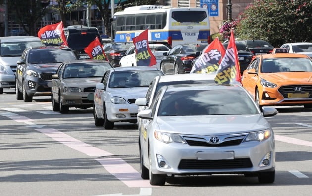 개천절 차량 집회를 예고한 보수단체 새로운 한국을 위한 국민운동 회원들이 지난 26일 오후 서울 시내 거리에서 추미애 법무부 장관 사퇴를 촉구하고 정부의 '반미친중' 정책을 규탄하는 카퍼레이드를 벌이고 있다.  연합뉴스