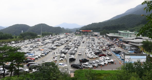 서울춘천고속도로 가평휴게소(하행)가 나들이객 차량으로 붐비고 있다.   강은구 기자 egkang@hankyung.com