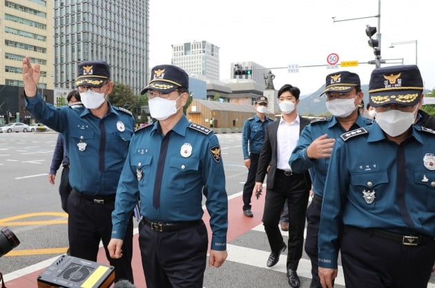 김창룡 경찰청장(왼쪽 두번째)이 29일 오후 광화문 인근에서 개천절 집회 현장점검을 하고 있다. 2020.9.29 [사진=연합뉴스]