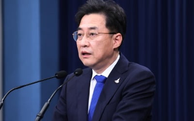 靑 "피살 발표 37시간 지연 사실 아냐…법적 대응 검토"