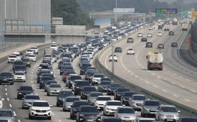 전국 곳곳서 귀성길 '거북이걸음'…서울→부산 6시간