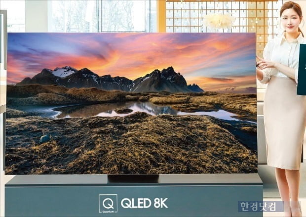 코로나19로 집콕 생활이 늘면서 대형TV도 판매가 늘고 있다. 사진은 2020년형 삼성전자 QLED 8K TV. (자료 삼성전자)