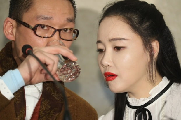 (왼쪽부터) 왕진진(전준주) 씨와 팝 아티스트 낸시랭. /연합뉴스 