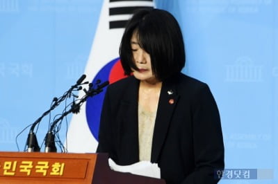 한밤 SNS로 억울함 호소한 윤미향…지지자 댓글에도 대응