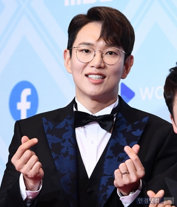 방송인 장성규 씨가 지난해 12월29일 서울 상암동 MBC 신사옥에서 열린 '2019 MBC 방송연예대상' 레드카펫 행사에 참석해 포토타임을 갖고 있다. /사진=변성현 한경닷컴 기자 byun84@hankyung.com