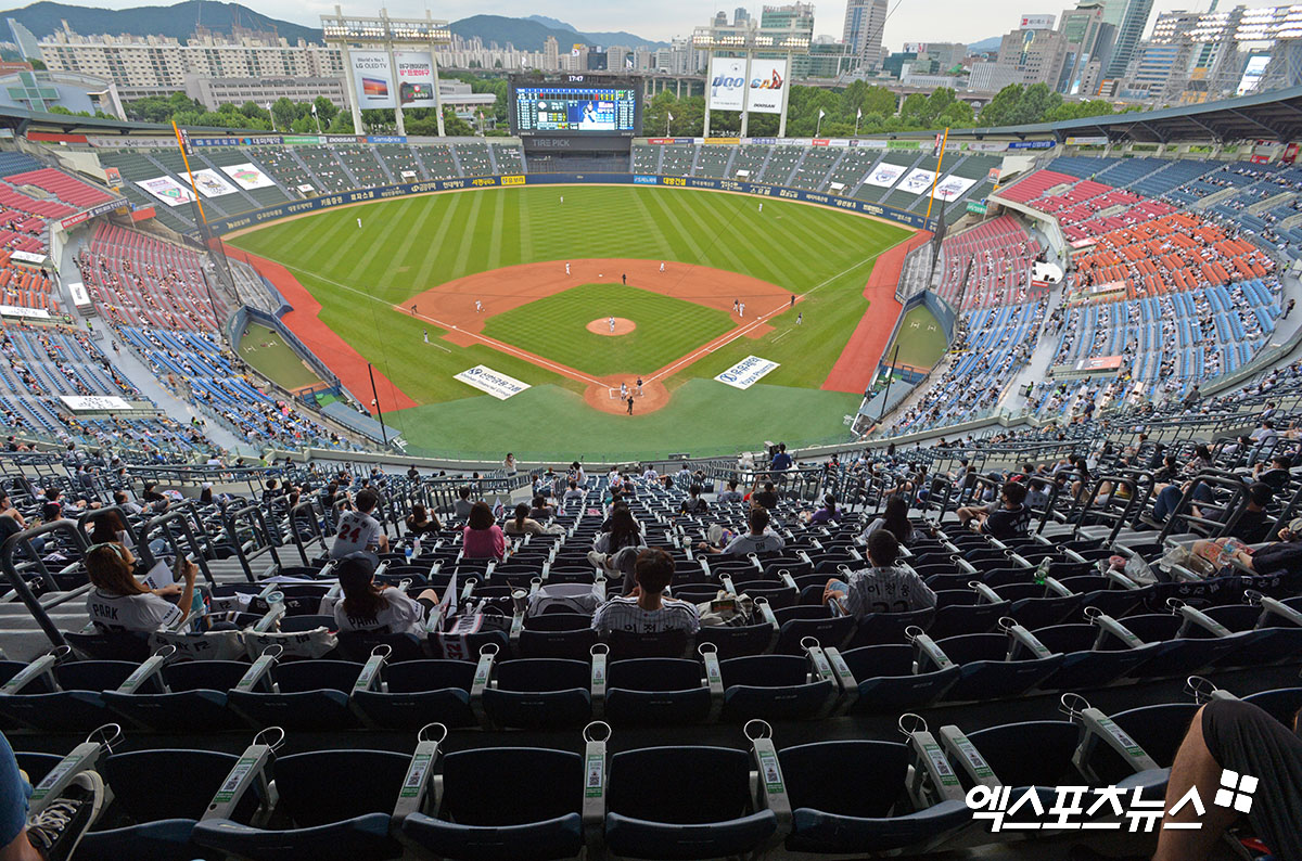 KBO, 코로나19 지침 강화 &#34;타 팀 선수와 대화도 금지&#34;