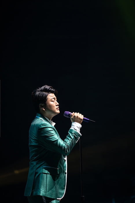 ‘트바로티’ 김호중, 군 입대에도 여전한 인기 ‘연예가-극장가 들썩’