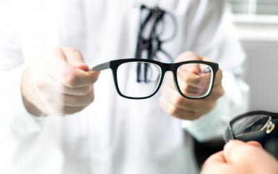 "안경 쓰면 코로나19 감염 확률 5배 낮아진다"