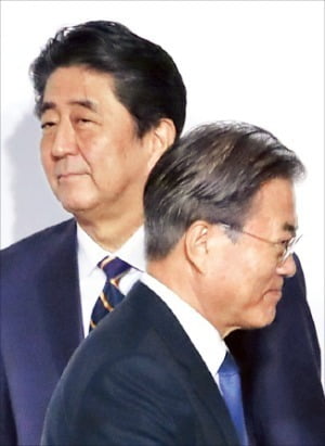 지난해 6월 일본 오사카에서 열린 G20 정상회의 환영식에서 인사 후 지나치는 문재인 대통령(오른쪽)과 아베 신조 총리. / 사진=한경DB 