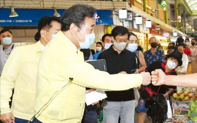 망원시장 간 이낙연 "쇼핑몰도 의무휴업 도입"