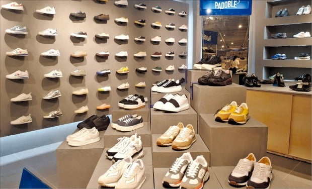 부산 부전동에서 4일 문을 여는 부산 신발 브랜드 편집매장 ‘파도블’ . 합리적 가격대의 스니커즈와 맞춤형 신발 제작이 가능하다.  /부산시  제공 