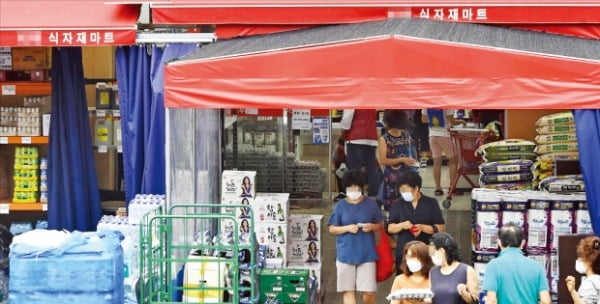 시장 안 식자재 마트 찾는 주민들 6일 서울 서대문구에 있는 한 식자재마트에 인근 주민들이 장을 보기 위해 드나들고 있다.  김범준 기자 bjk07@hankyung.com 