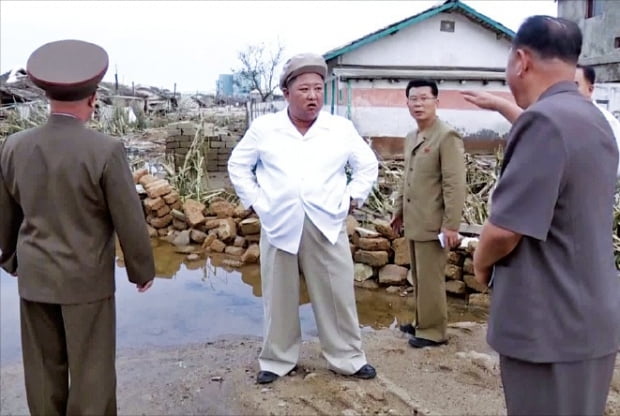 < 태풍 피해 보고 받는 김정은 > 김정은 북한 국무위원장이 지난 5일 태풍 ‘마이삭’으로 피해를 본 함경남도를 찾아 노동당 정무국 확대회의를 열었다고 조선중앙TV가 6일 보도했다.  연합뉴스 