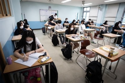 수도권 학교 등교 재개하나…교육부 "내일 교육감 회의 후 결정"