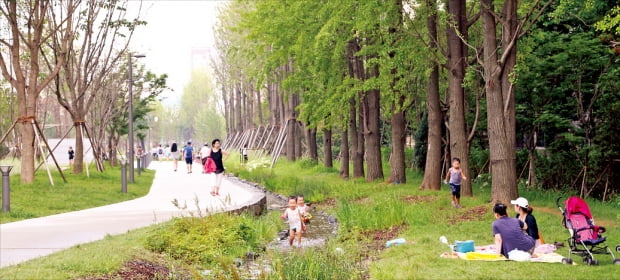 서울 마포구 경의선 숲길공원에서 시민들이 즐거운 시간을 보내고 있다.   마포구 제공 