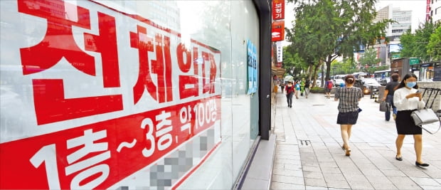 사회적 거리두기가 강화되자 상가도 큰 타격을 받고 있다. 8일 서울 종로의 한 건물에 ‘전체 임대’라는 안내문이 붙어 있다.  강은구  기자 egkang@hankyung.com 