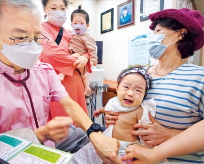 [포토] 주사는 무서워…독감 예방접종