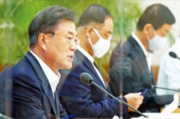 문재인 대통령이 10일 청와대에서 열린 제8차 비상경제회의에서 발언하고 있다. /허문찬 기자 sweat@hankyung.com 