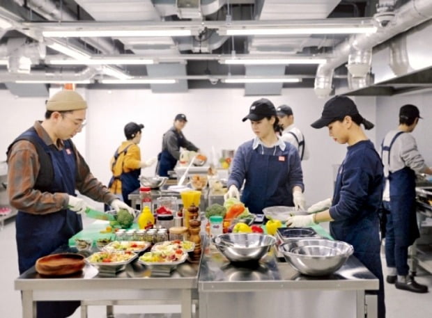 돈 없는 대학생들도 ‘무자본 창업’을 할 수 있다. F&B 비즈니스 플랫폼 ‘위쿡’의 공유주방