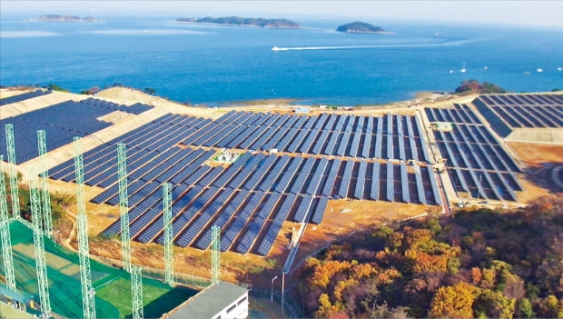국내 대표 에너지 생산도시인 당진시가 한국판 뉴딜사업에 발 빠르게 대응하고 있다. 사진은 석탄화력발전으로 추진되다 지난 7월 태양광 발전단지로 전환한 에코파워 태양광발전소.  당진시 제공 