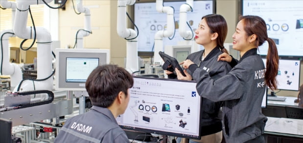 지난해 전국 대학 최초로 개관한 한기대 스마트러닝팩토리에서 학생들이 지능형 생산현장실습을 하고 있다.  한국기술교육대 제공
 