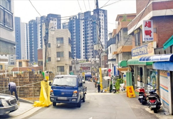 마포구의 사전 타당성 검토를 통과한 서울 마포구 염리4구역. 신축 빌라가 건립되고 있다.  배정철 기자 