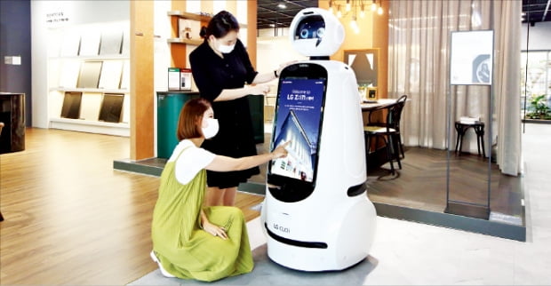 LG하우시스 전시장에 등장한 안내로봇 '클로이'