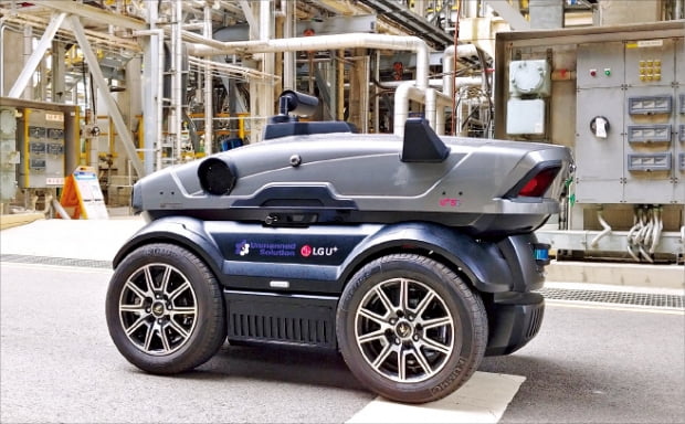 LG유플러스가 현대오일뱅크 충남 서산 공장에서 테스트 중인 자율주행로봇.  LG유플러스 제공 