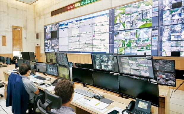LG CNS가 구축한 서울 마곡 지역의 스마트시티 강서통합관제센터에서 직원들이 주정차 단속, 쓰레기 투기 감시, 체납차량 및 도난차량 감시 등을 수행하고 있다.  LG CNS 제공  