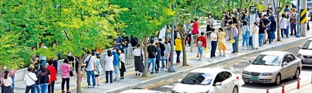 [포토] 신뢰 깨진 독감 무료접종…"돈 내고라도 먼저 맞겠다" 병원마다 긴 줄