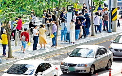 [포토] 신뢰 깨진 독감 무료접종…"돈 내고라도 먼저 맞겠다" 병원마다 긴 줄