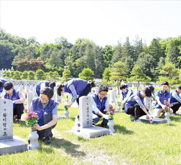 효성 임직원들이 지난해 6월 현충일 국립서울현충원에서 묘역정화활동을 펼치고 있다.  효성 제공 