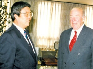 1989년 12월 8일 조지 슐츠 전 미국 국무장관(오른쪽)과 대화 중인 김종인 전 보건사회부 장관.
 