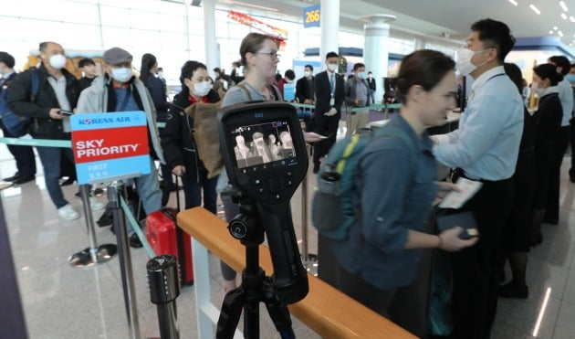 인천국제공항 제2터미널 탑승 게이트에서 미국 LA행 비행기 승객들이 발열검사를 받고 있다. 사진은 기사와 무관함.  /사진=한경 DB