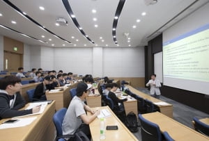 &#39;장학금받고 취업까지 한번에&#39; 고용한파 속 100% 취업보장되는 &#39;계약학과&#39; 인기