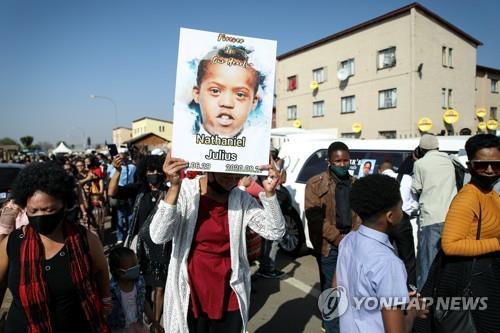 남아공 경찰에 사살된 16세 장애소년 장례 '애도·분노'