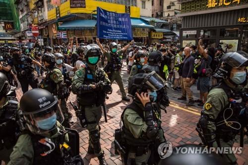홍콩서 '총선 연기' 항의 시위…야권 인사 등 다수 체포돼
