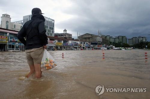 "오늘 무너져도 이상하지 않아" 상습 침수 진안상가 안전 불안