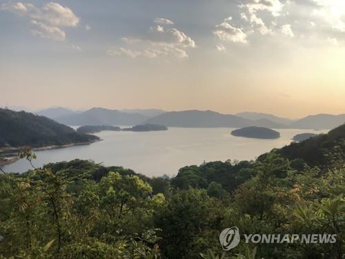 생수 하나로 중국 최고 부호 된 '대자연의 배달원' 중산산