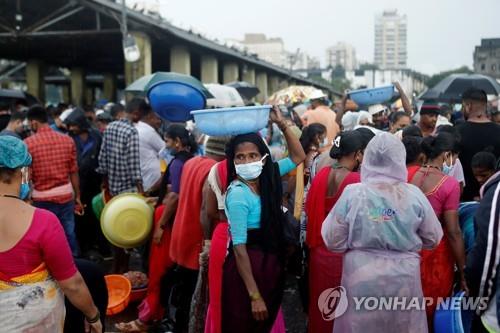 하루 감염자 9만명 쏟아지는데…등교 추진하는 인도