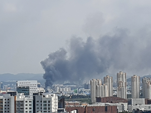 인천 고잔동 화장품 제조공장서 불…2명 부상(종합)