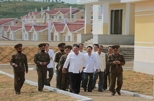 김정은, 이번엔 태풍피해 복구 마친 황해북도 강북리 찾아