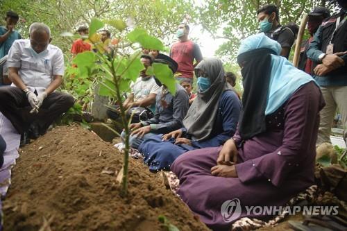 인도네시아 상륙 로힝야 난민들 상태 심각…"표류 중 30명 사망"