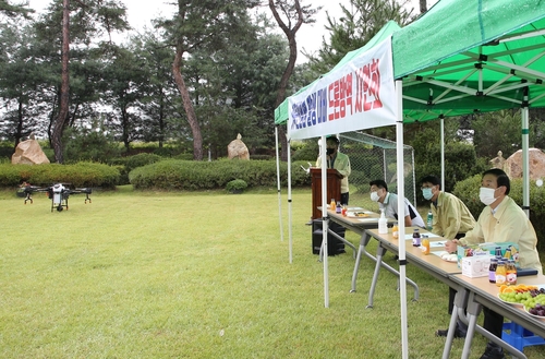 "축사 방역도 드론이 척척" 충주 양돈농가서 시연회