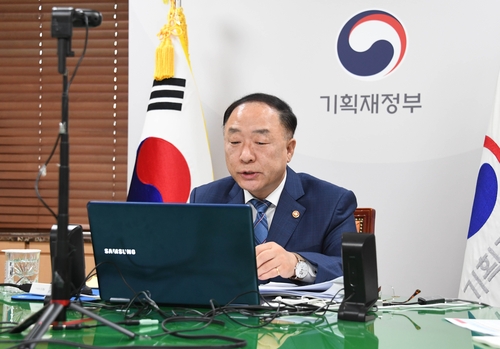 홍남기, 한중일 재무장관 회의서 "코로나19 극복 협력 강화"