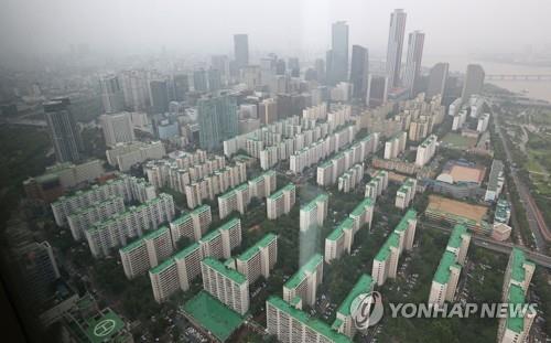 최장수 기록 세우는 김현미 국토부 장관…집값은 잡을까